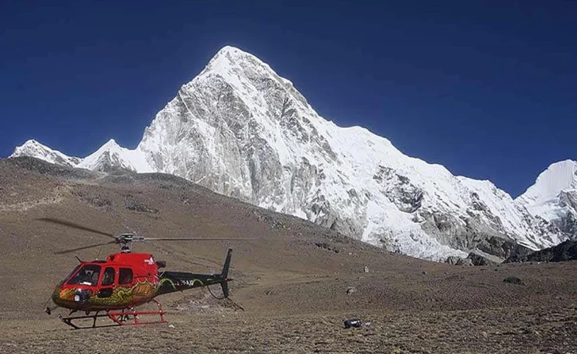Helicopter landing on Everest
