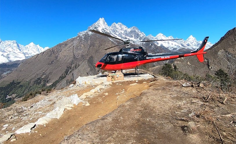 Helicopter landing at Everest View Point